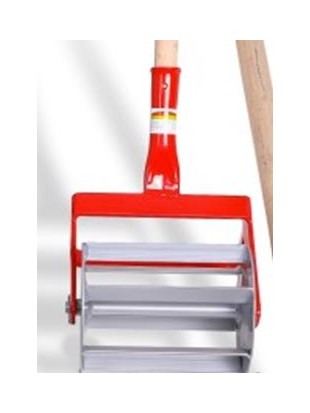 Manual garden cultivator with fixed blade 18