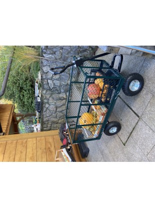 Vrtni voziček z mrežasto kovinsko ograjo in ponjavo 